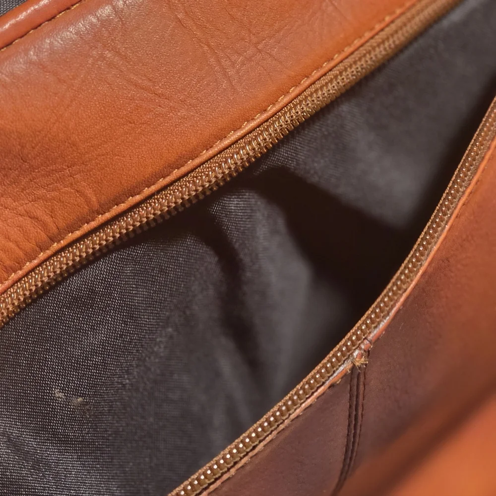 Classic Brown Leather Messenger Bag - Unbranded